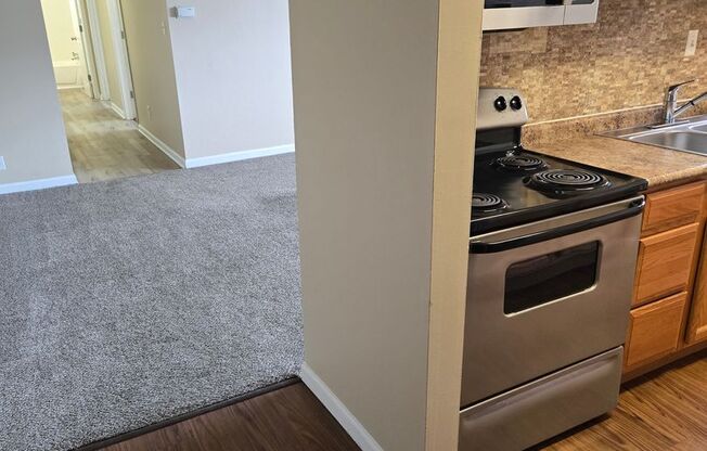 2 beds, 1 bath, 900 sqft, $940, Unit 92