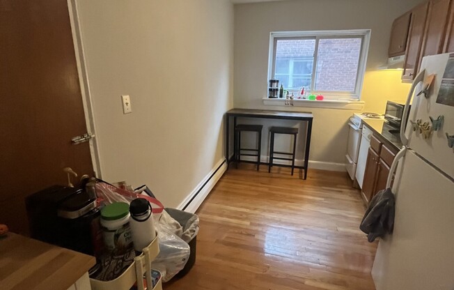 2 beds, 1 bath, $3,000, Unit 6