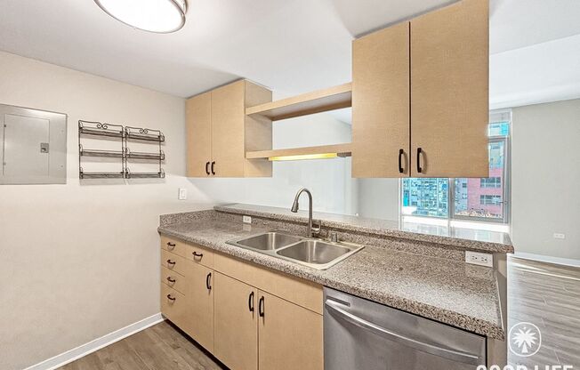 2 beds, 1 bath, $2,850, Unit Unit 710