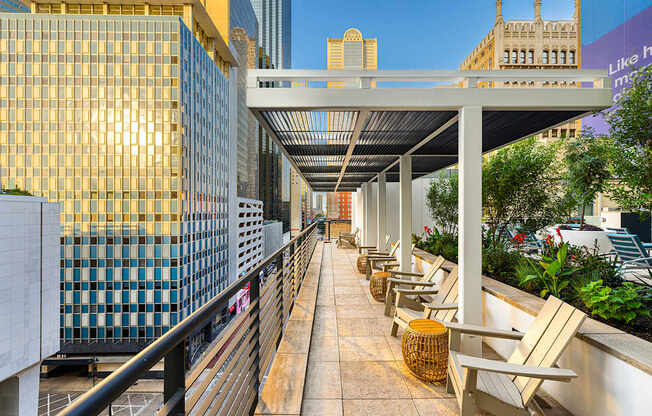 Rooftop terrace with ample seating - Main 3 Downtown