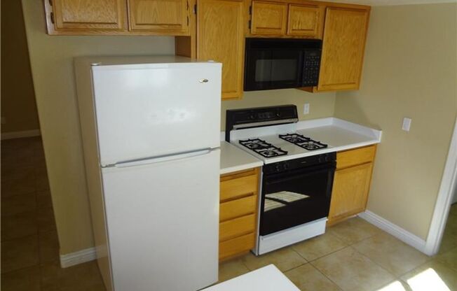 BEAUTIFUL 1,261 SQ FT, 2 STORY, 3BD, 2.5 BTH, 2 CAR GARAGE, LOCATED NEAR PARK, SHOPPING AND SCHOOLS.