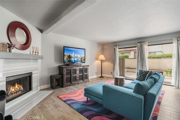 5800 Owensmouth Ave. #76