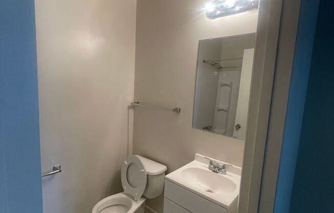 1402-M Gorman St. 1 Bedroom / 1 Bathroom ~ Walk to NCSU & on Wolfline ~