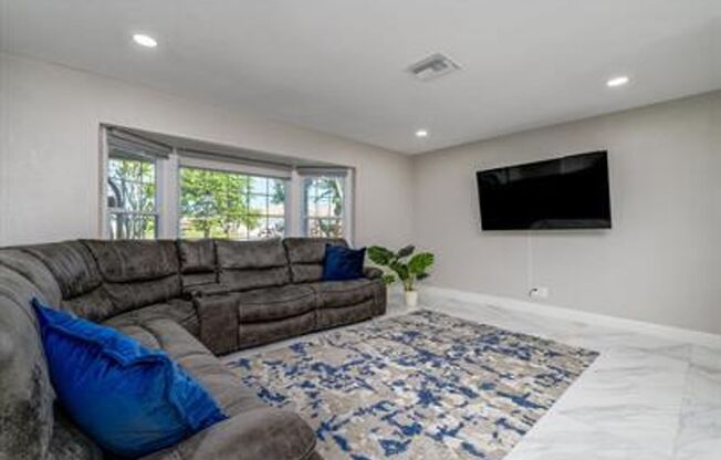✨ Spacious Waterfront Home on Isle of Capri – Treasure Island, Florida ✨