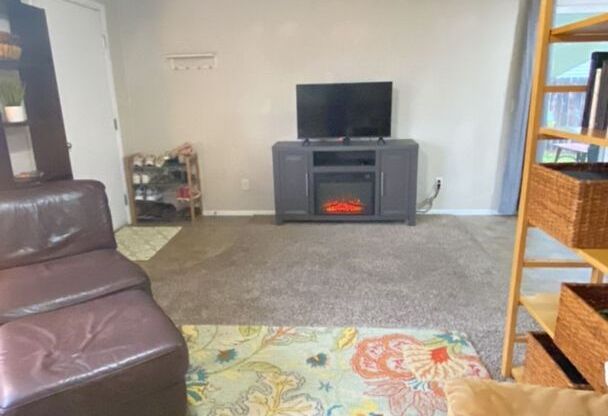 2 beds, 1 bath, 800 sqft, $1,400, Unit 1518 Mary-furnished