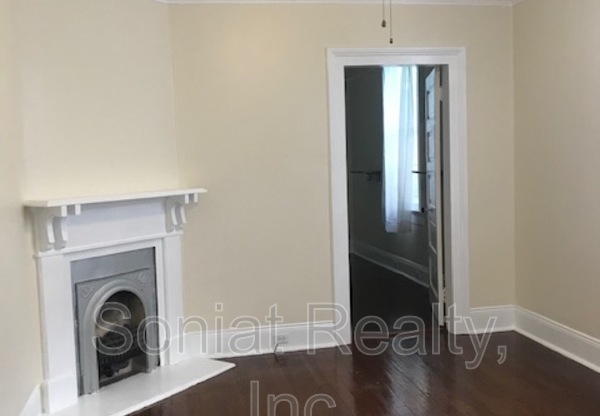 2 beds, 1 bath, 800 sqft, $1,300