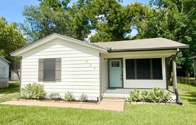 Adorable 2/1 Craftsman Bungalow Near Southside Elementary
