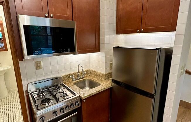 1 bed, 1 bath, 425 sqft, $1,765, Unit 233-G2