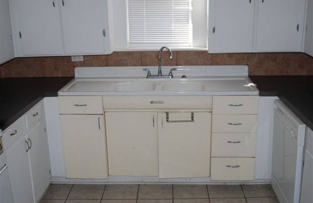 *Pre-Leasing* | Quaint Cottage Close to Everything!