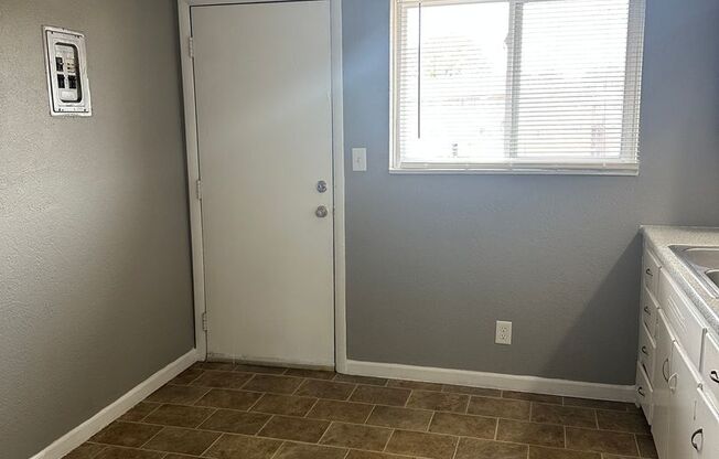 2 beds, 1 bath, 750 sqft, $970, Unit B09 1044 14