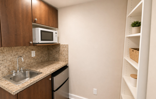 Studio, 1 bath, 154 sqft, $975, Unit 360