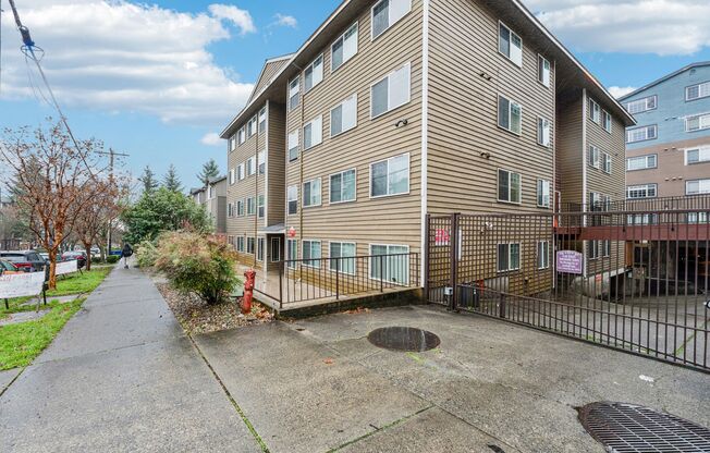 2 beds, 1 bath, 687 sqft, $1,995, Unit C404