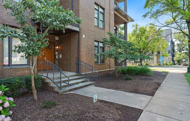 Amazing 2BE/2BA on the Top Floor that's within Walking Distance to Vanderbilt, Belmont, Music Row, and Hillsboro Village