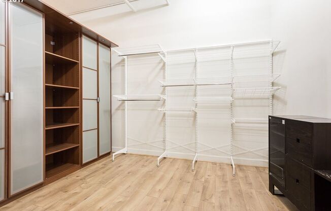 Historic Irving Street Lofts In The Pearl District - Top Floor Unit w/Parking/Rooftop Deck