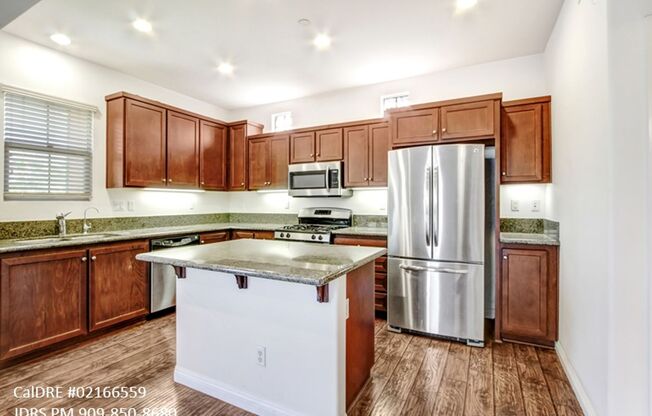 3 beds, 3.5 baths, $3,095, Unit UNIT 6