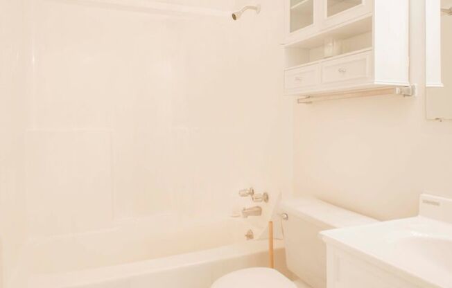 2 beds, 1 bath, 860 sqft, $1,310, Unit 842-105