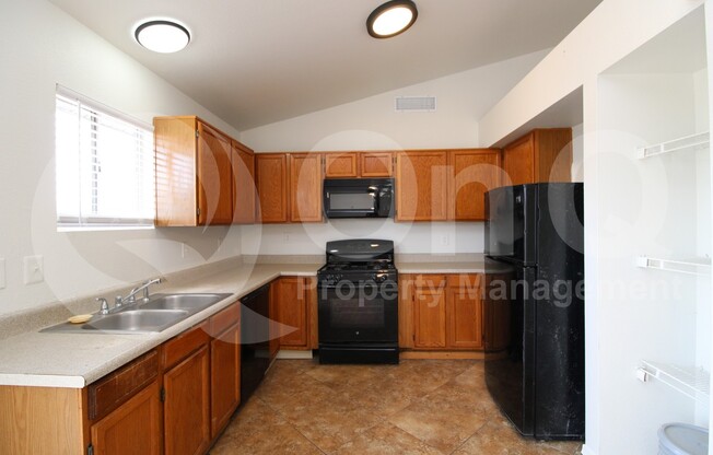 1224 E HUNTINGTON DR