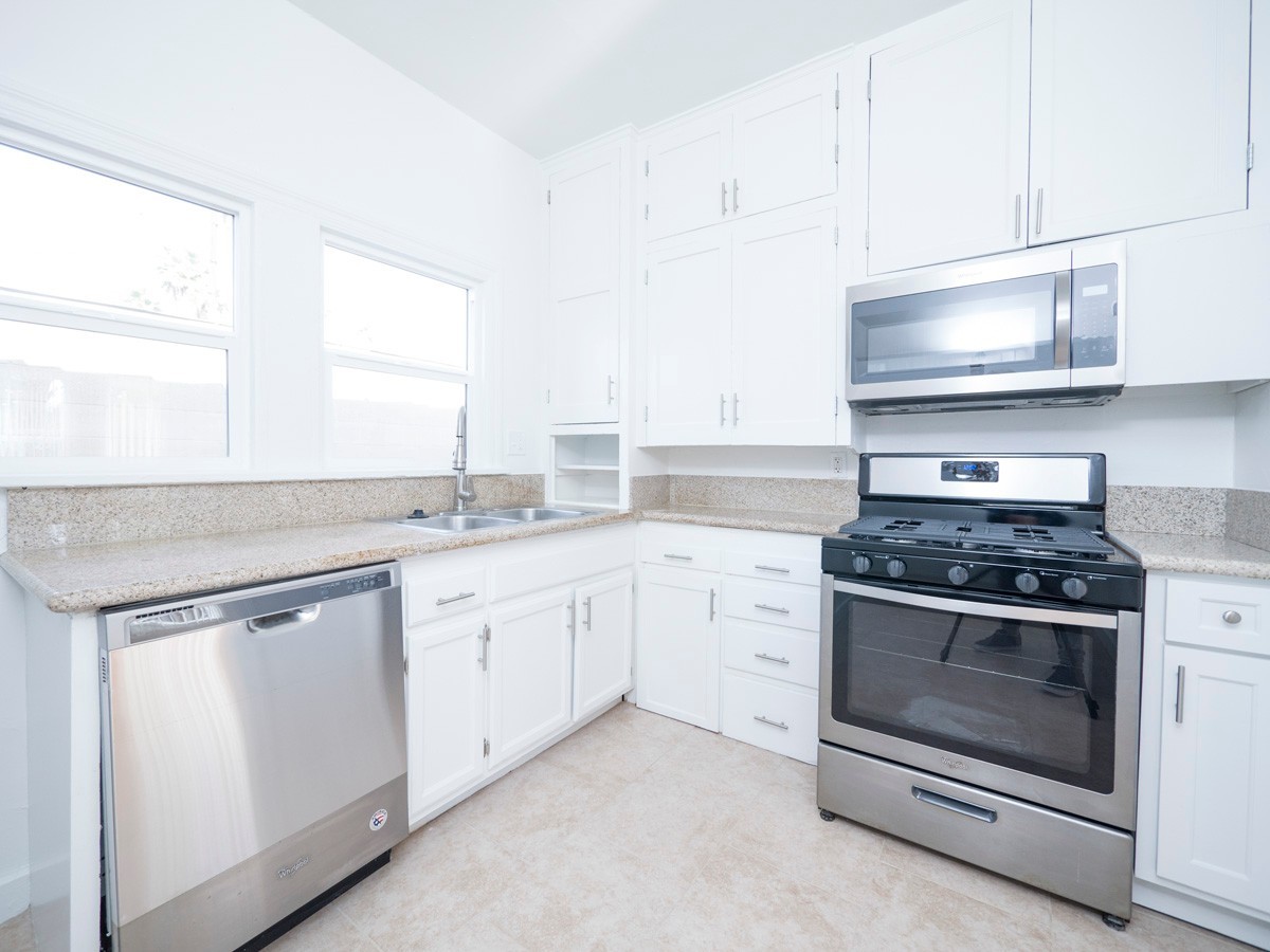 5225 De Longpre Ave