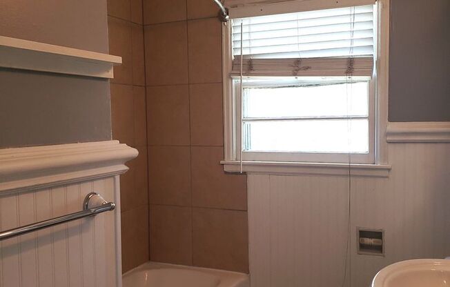 2 beds, 1 bath, $1,050, Unit 443