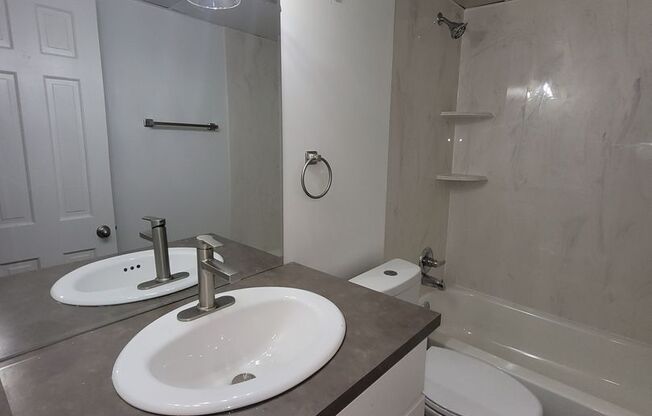 2 beds, 2 baths, 925 sqft, $1,300, Unit 122