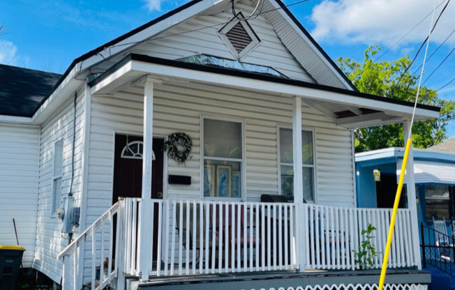 1267 W 4 ST