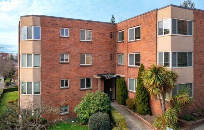 1 bed, 1 bath, 800 sqft, $1,895, Unit Halmark 203