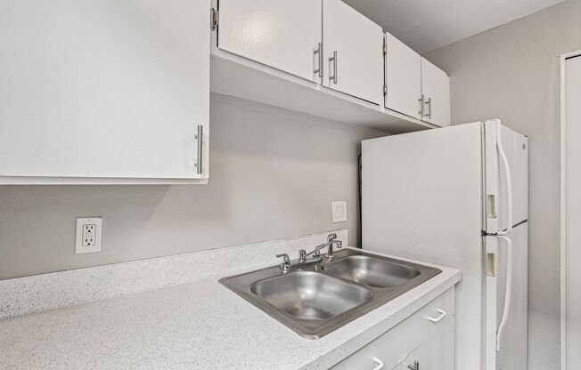 2 beds, 1 bath, 800 sqft, $1,295, Unit 431-01-17