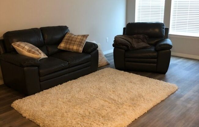 Beautiful 3 bed, 3 bath Townhome in West Windsor!