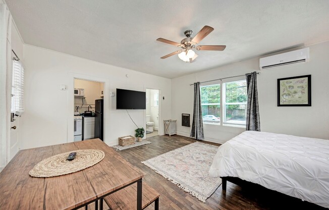915 W 21 ST