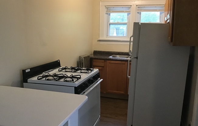 2 beds, 1 bath, $795, Unit #7