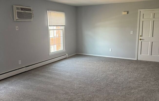 2 beds, 1 bath, 800 sqft, $1,400, Unit 4RW-14