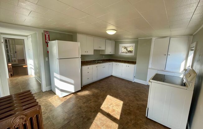 3 beds, 1 bath, $1,800, Unit Unit 2