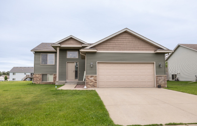 4024 STONE PT DR NE