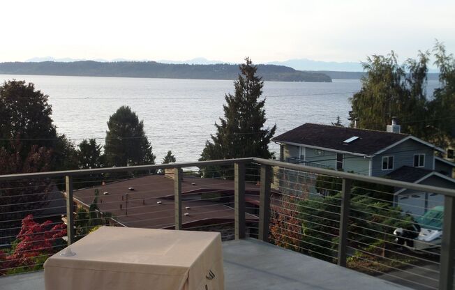 STUNNING VIEWS!! Amazing 4-Bedroom Home w/Large Deck in Woodmont Beach in Des Moines!!