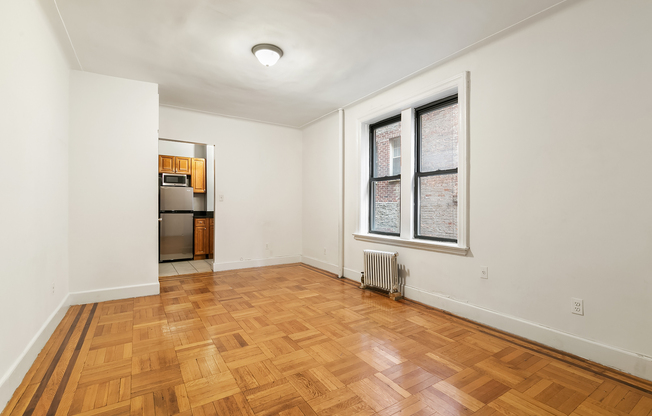 205 W 10 ST