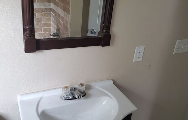 Cute 2/1 home with Florida room