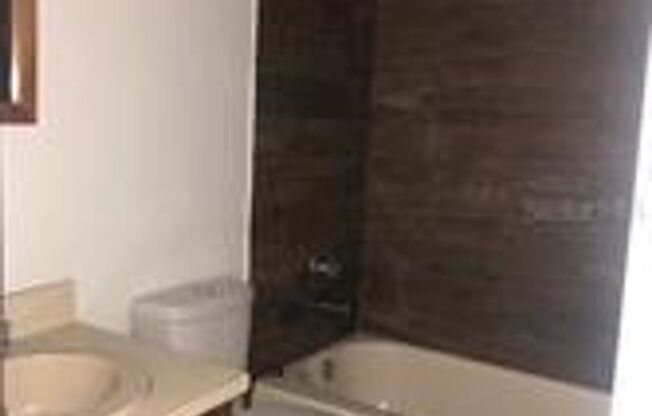2 beds, 1 bath, 897 sqft, $1,300, Unit "B"