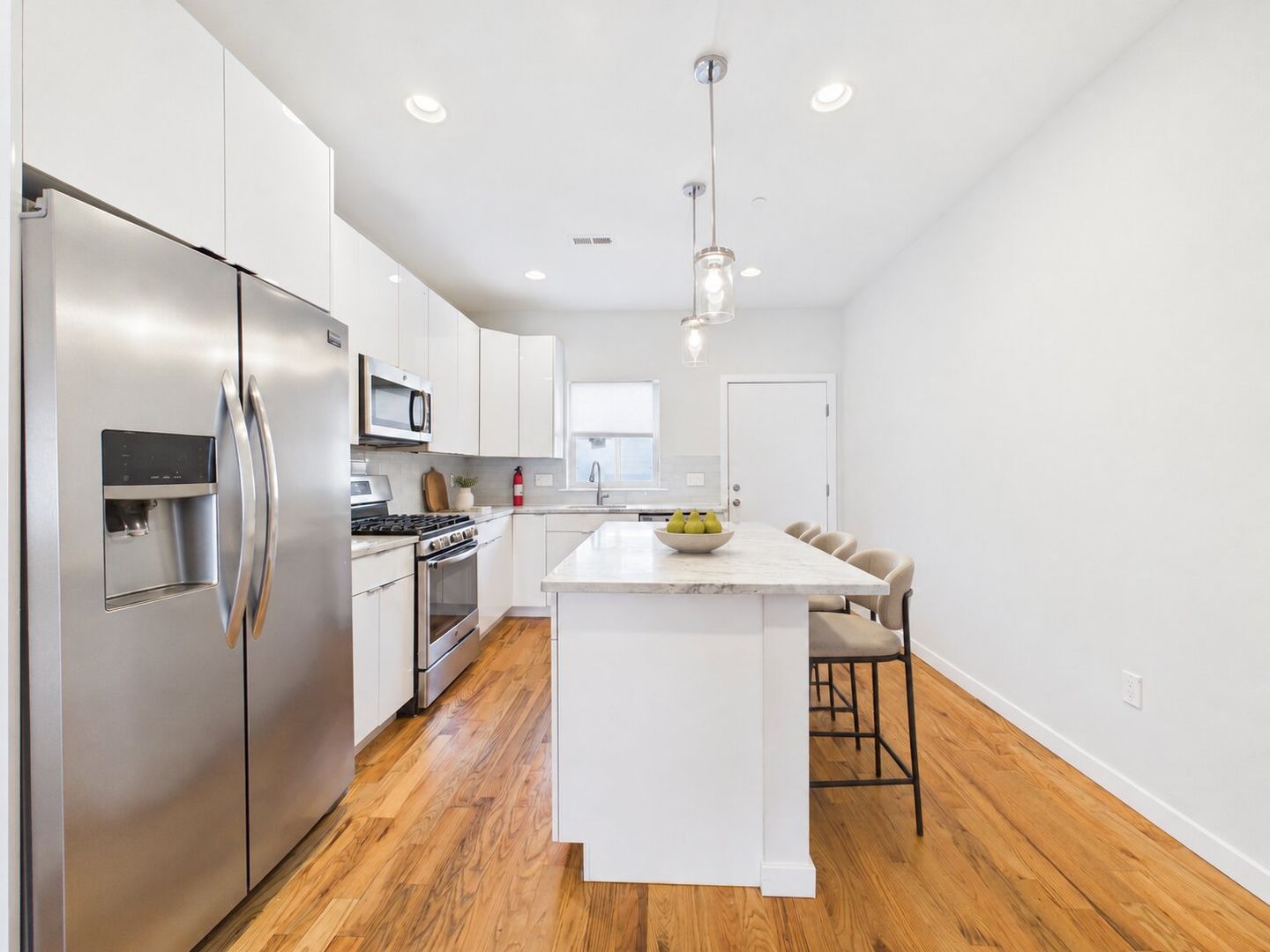 BEAUTIFUL BRIGHT 3 BED 2.5 BATH HOME WITH PARKING AVAILABLE NOW