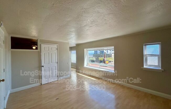 772 SW BROADWAY DR