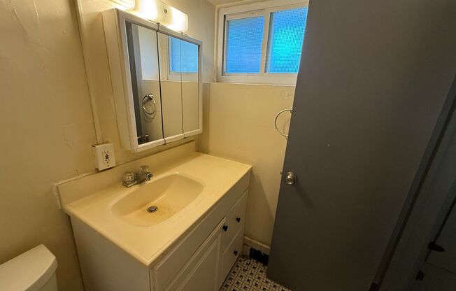 Studio, 1 bath, $700, Unit 3