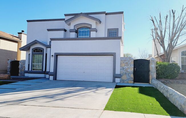 Stunning home 3 bedroom, 2.5 bathroom in East El Paso!