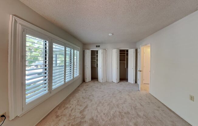 Spacious Rossmoor 2/2 Condo Available Now!