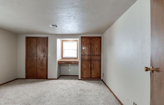 2 beds, 1 bath, $1,195