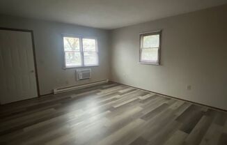 2 beds, 1 bath, $950, Unit A