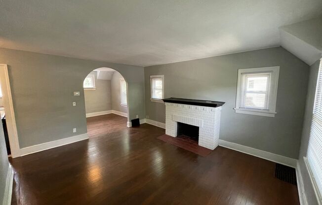 2 beds, 1 bath, $1,095, Unit 1702 1/2 Lake Ave