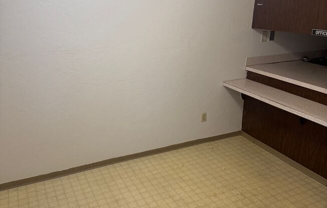 2 beds, 1 bath, $1,095, Unit 05