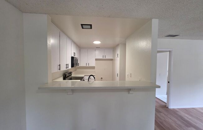 Hills Ford Community: Located on a quiet Cul-De-Sac: Recently Updated Upper 2 Bedroom 1 Bath Condo
