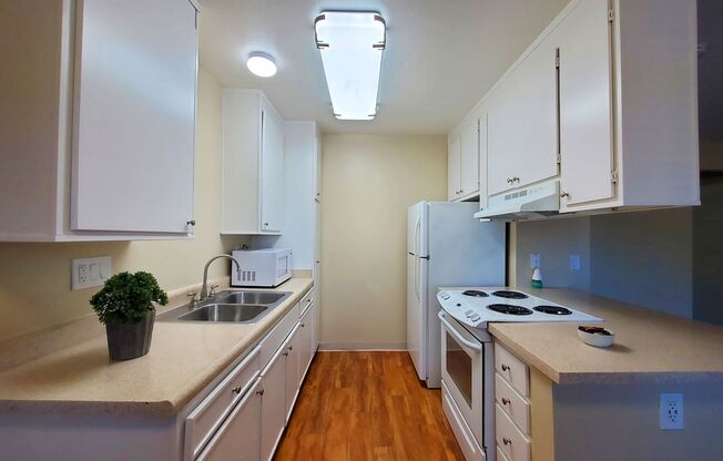 2 beds, 1 bath, $2,525, Unit 87