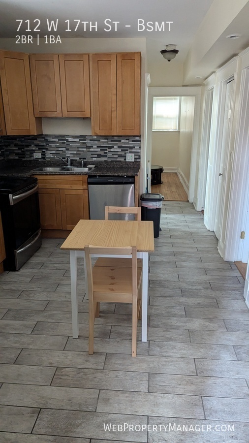 712 W 17 ST