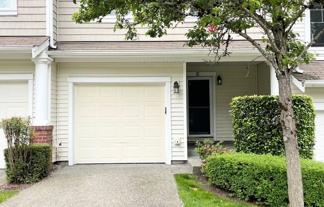 Spacious 2 Bed 2.5 Bath Townhome Style Condo in Renton